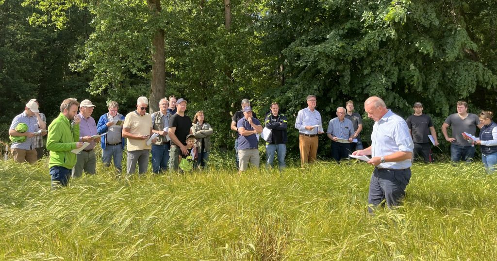 Gruppenbild im Feld anlässlich Braugersten Rundfahrt 2025