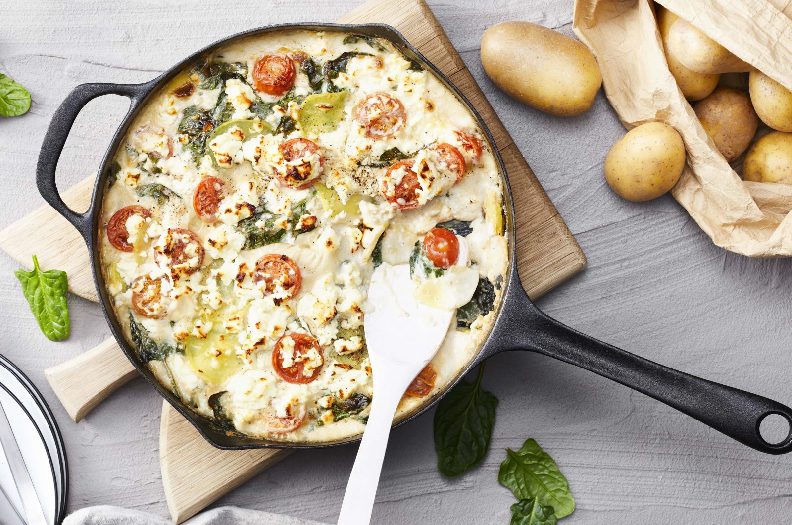 Kartoffelauflauf mit Feta, Spinat und Kirschtomaten