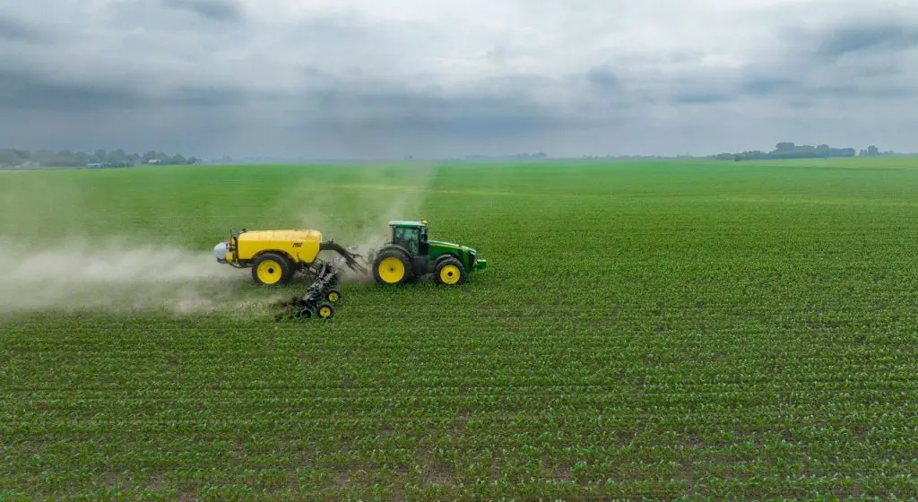 Trecker sprüht Pflanzenschutz auf Feld