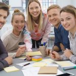 Ausbildung im Agrarhandel bei der Otte GmbH. Junges Team rund um einen Tisch