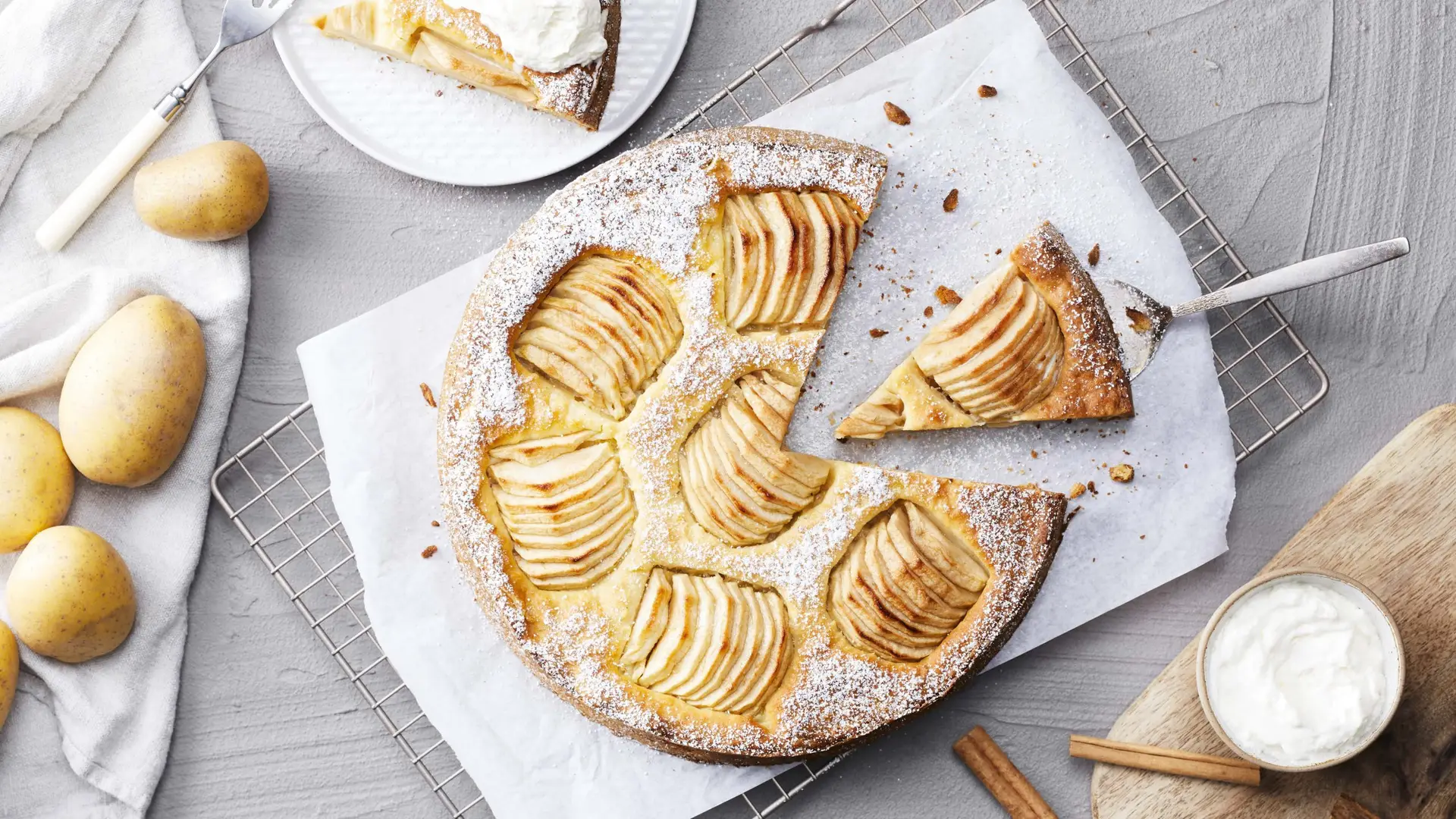 Saftiger Kartoffelkuchen mit Äpfeln