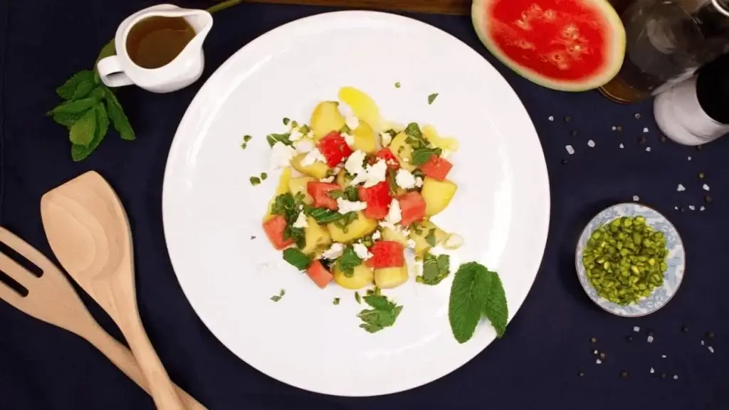 Kartoffelsalat mit Melone, Feta und Minze